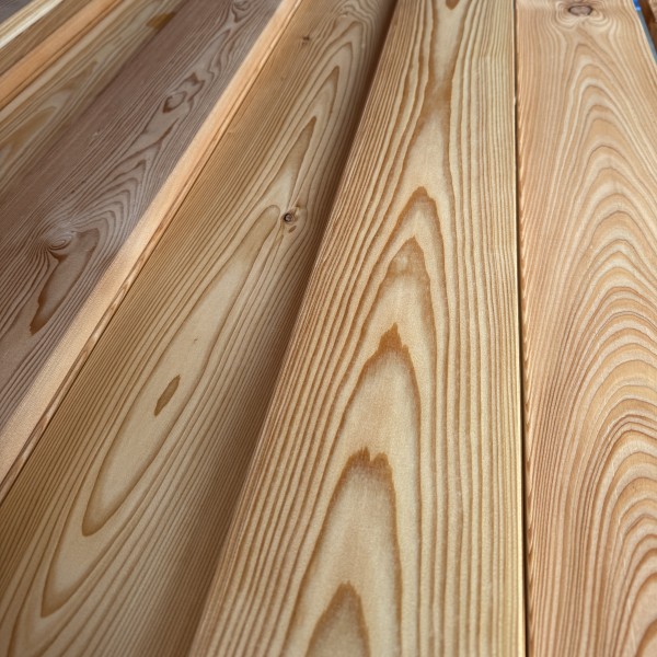 Dt. Lärche Glattkant 25x148 mm Bretter gehobelt & gerundet I/II