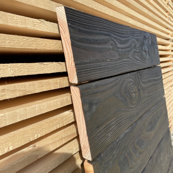 Douglasie Fassade 21x140 mm Carboset geflammt, gebürstet & lasiert Rhombus